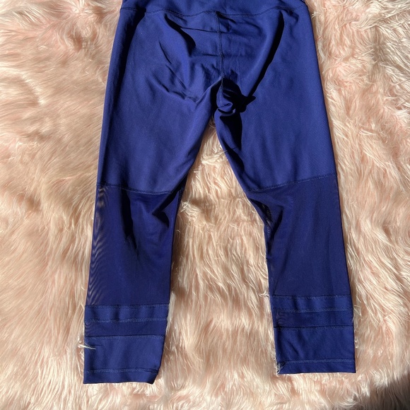 90 Degree Workout Capris with Mesh Panels - Picture 3 of 4